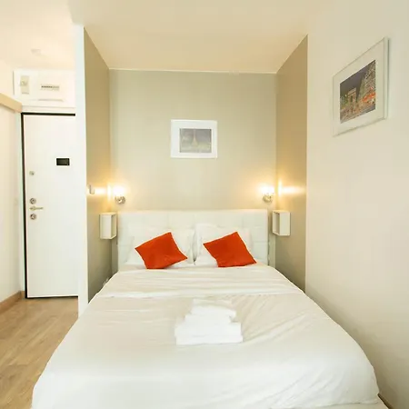 Apartment Near Champs Elysees 아파트 *